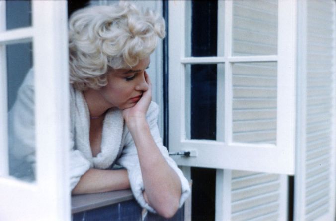 marilyn-monroe-1955-looking-out